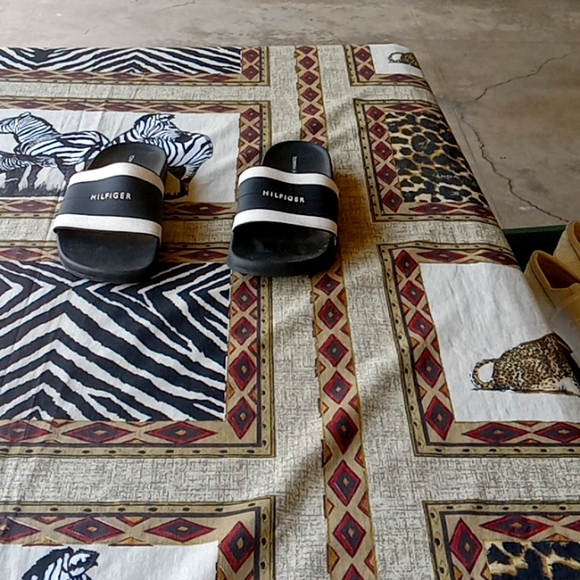 BLACK TOMMY HILFIGER SLIDES - Picture 2 of 6